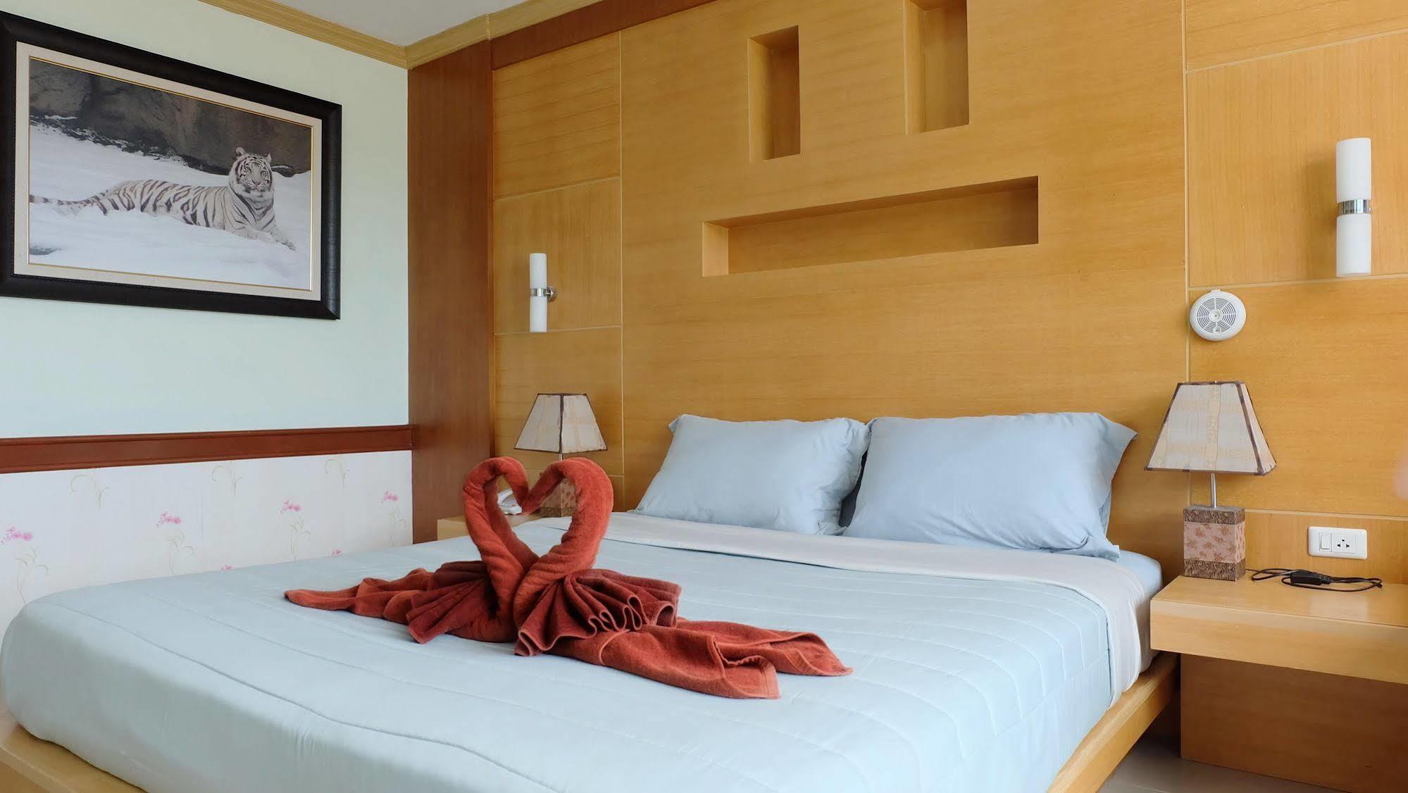 Hotel Eyes 3*