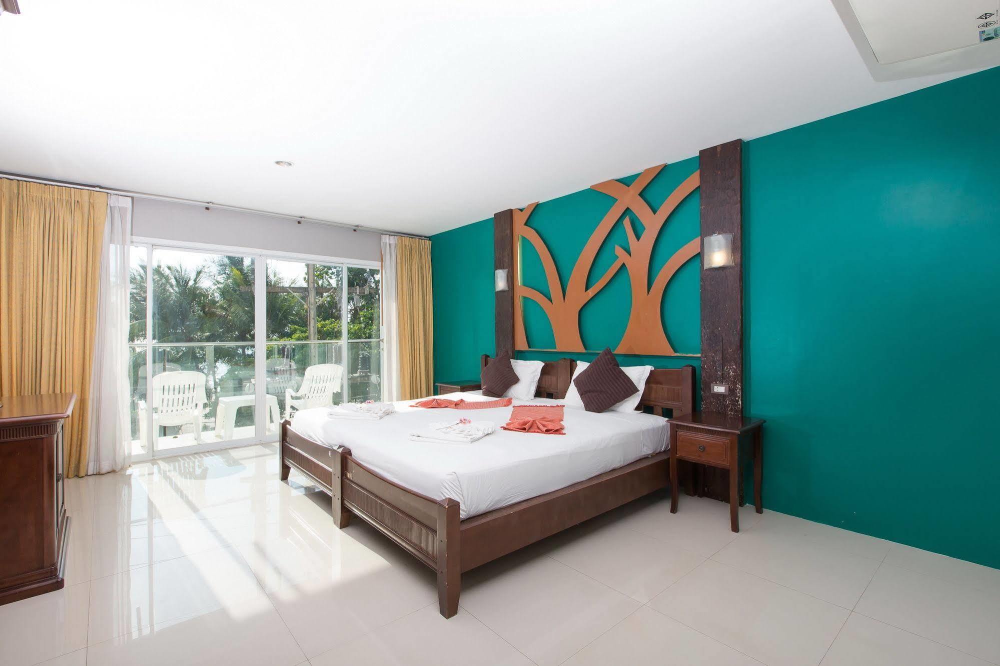 Time Out Beachfront Hotel 3*