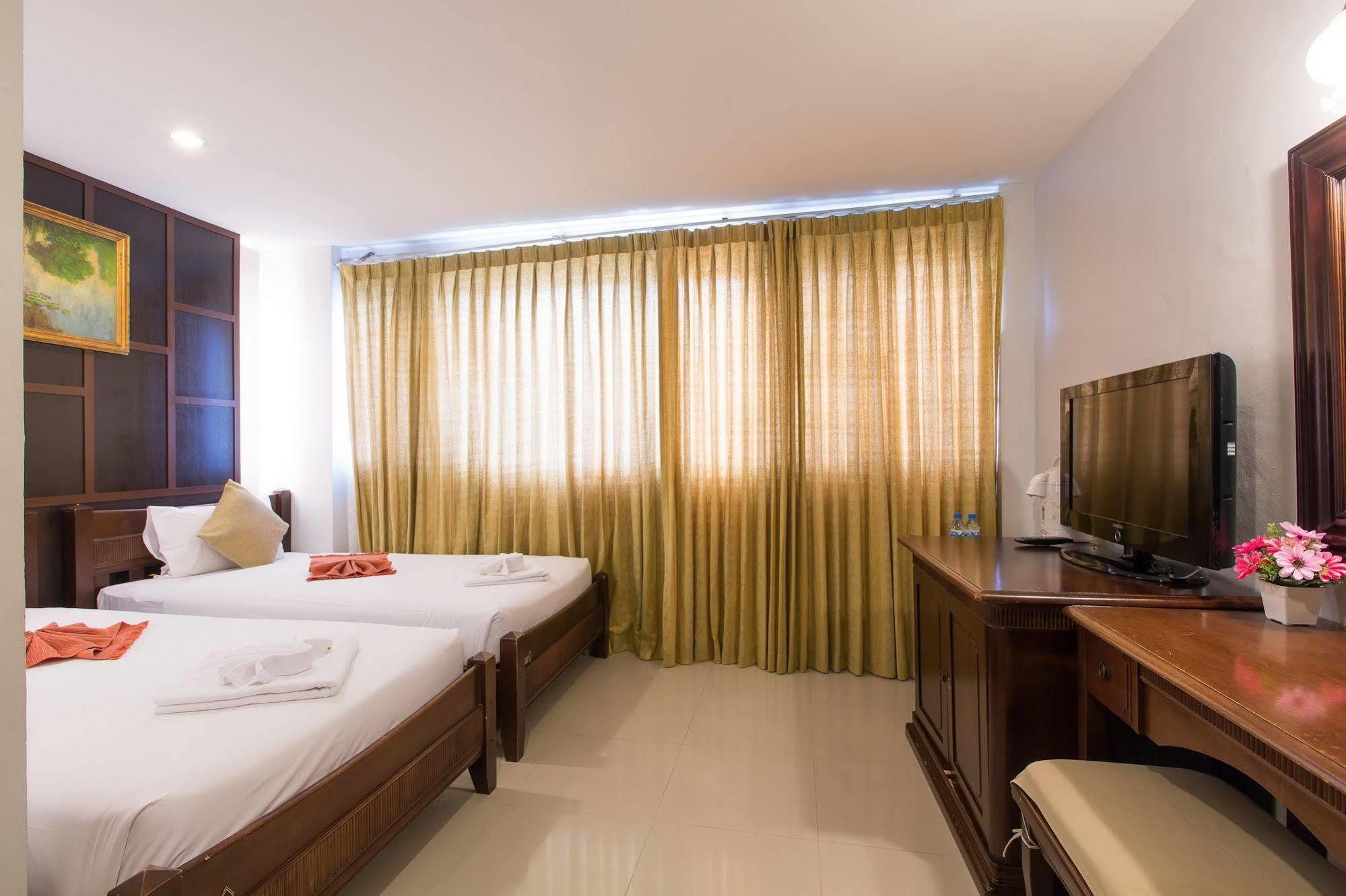 Time Out Beachfront Hotel 3*