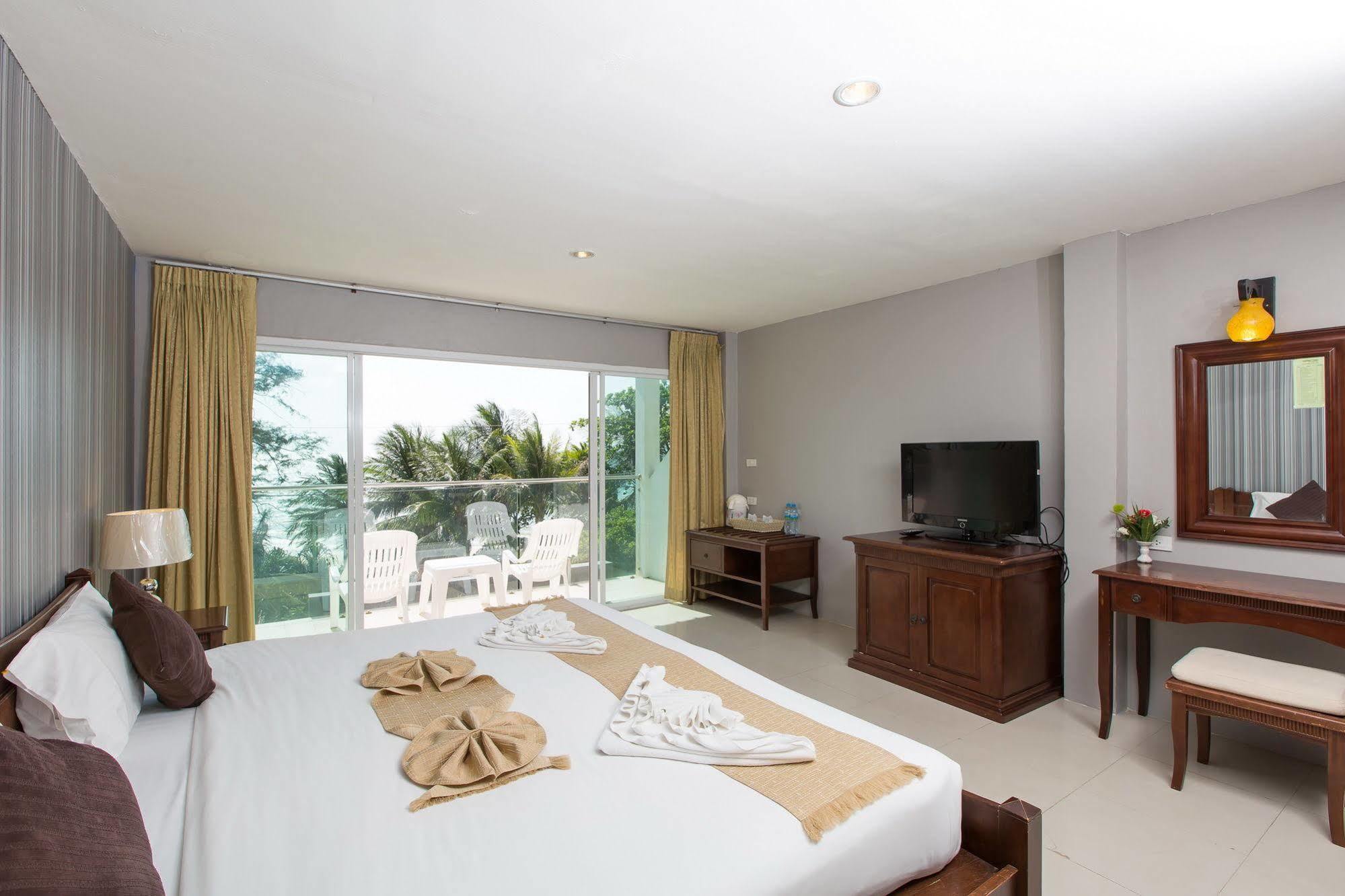 Time Out Beachfront Hotel