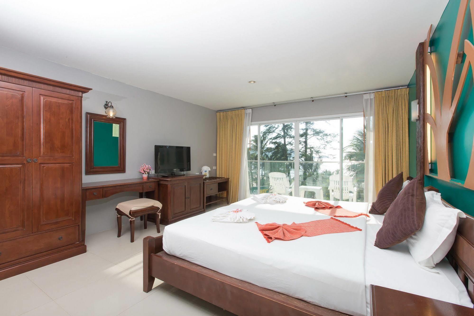 Time Out Beachfront Hotel 3*