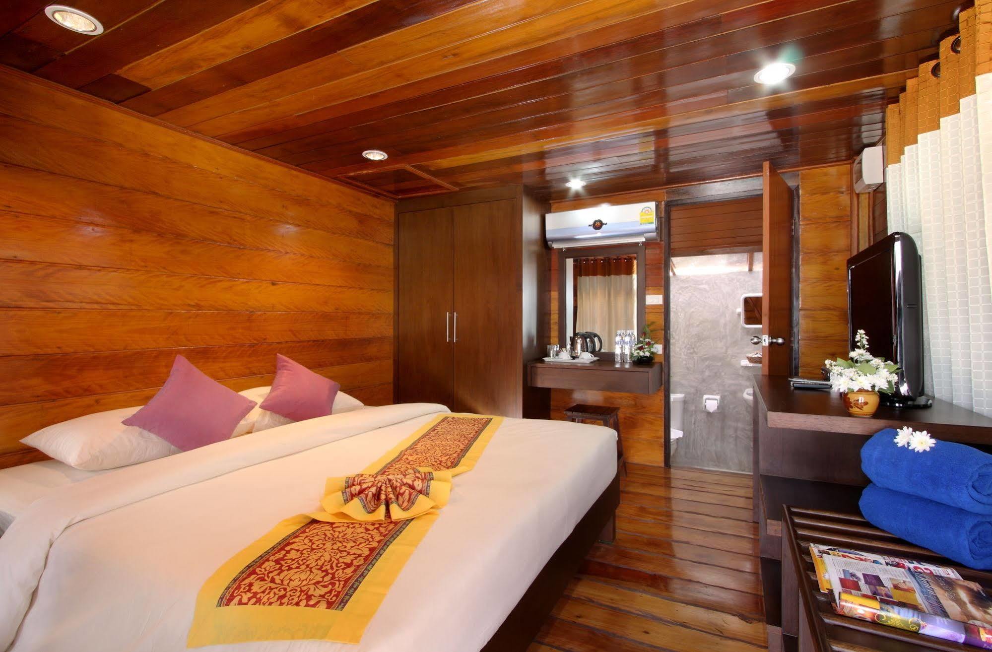 Phuket Siray Hut 2*