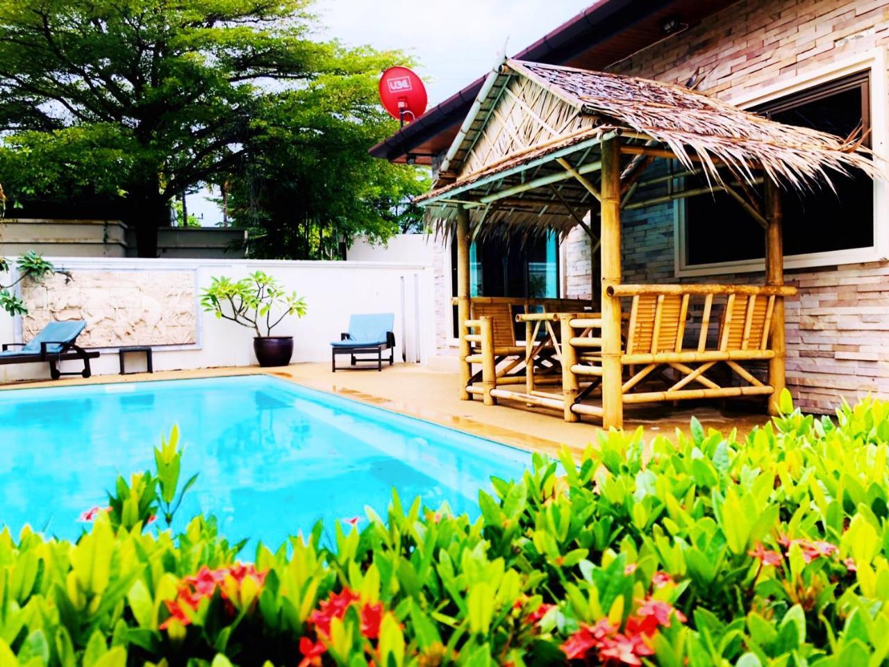 Thai Family Swimming Pool Villa