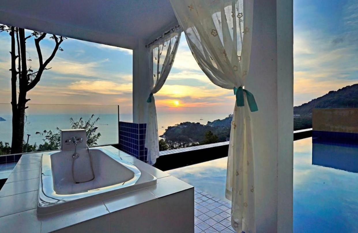 Hotel Grand Bleu Ocean View Pool