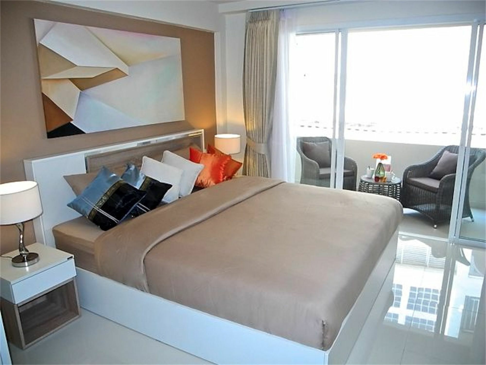 Plaza 1 Bedroom Modern Apartment *