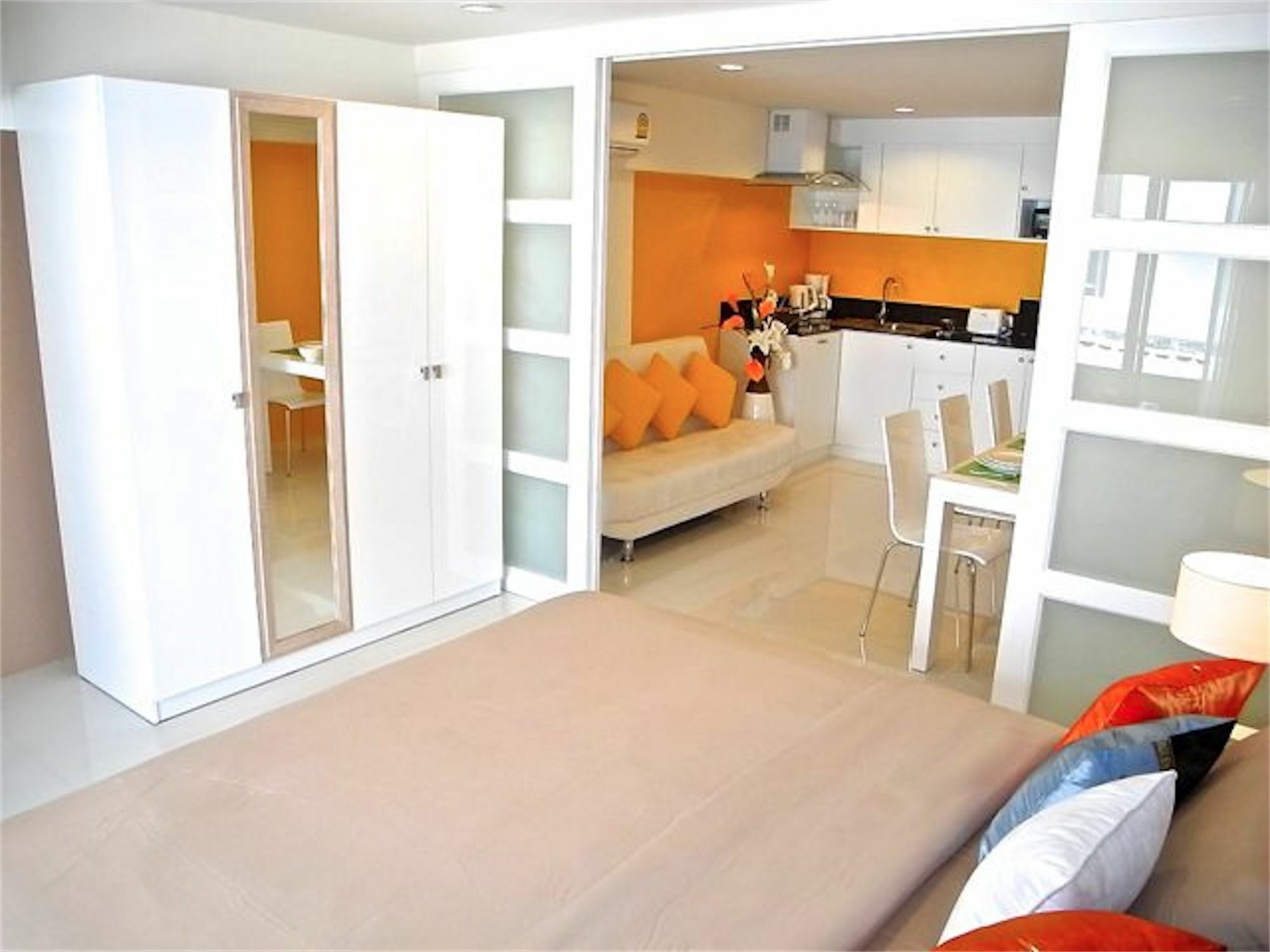 Plaza 1 Bedroom Modern Apartment *