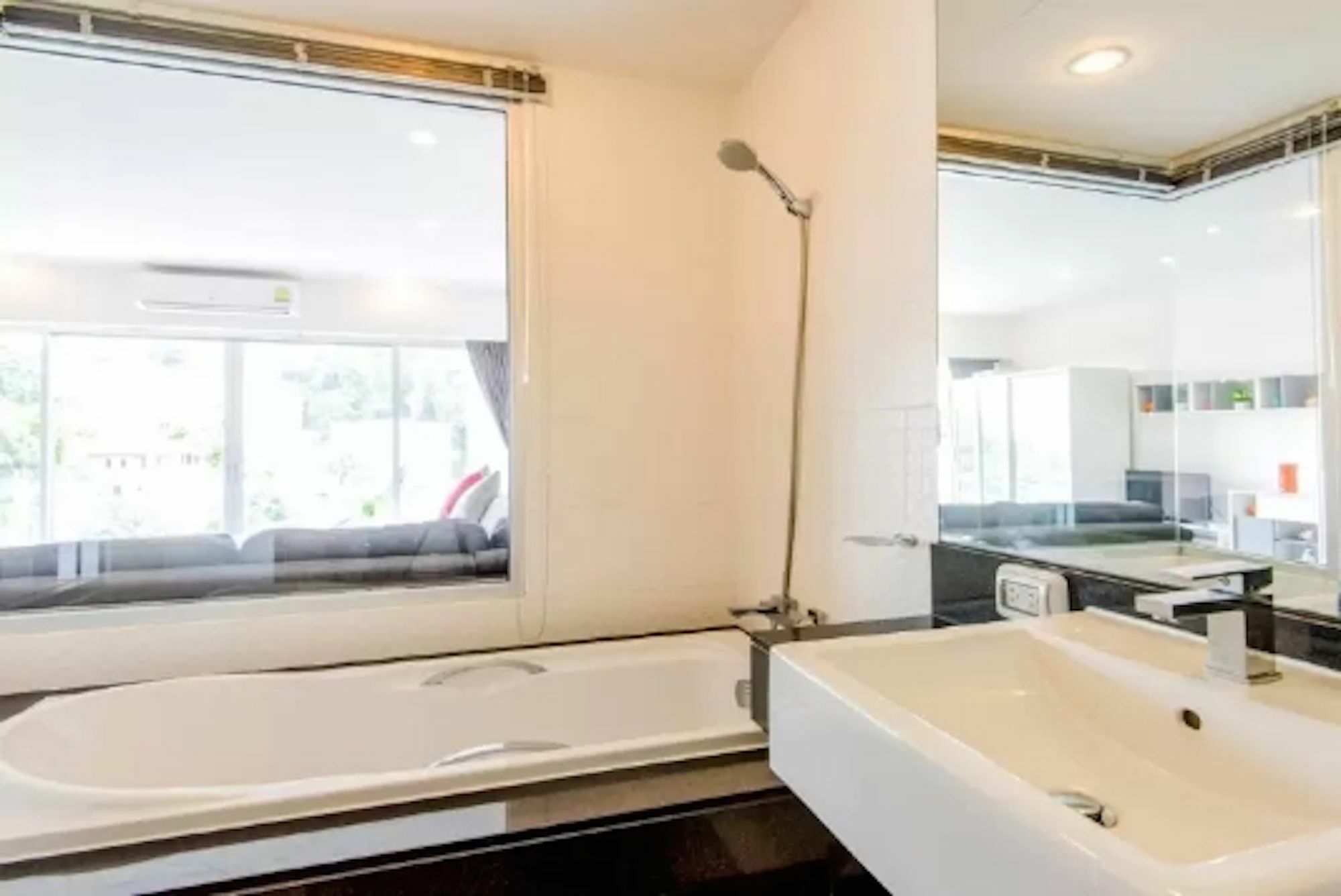 Seventh Apartment *