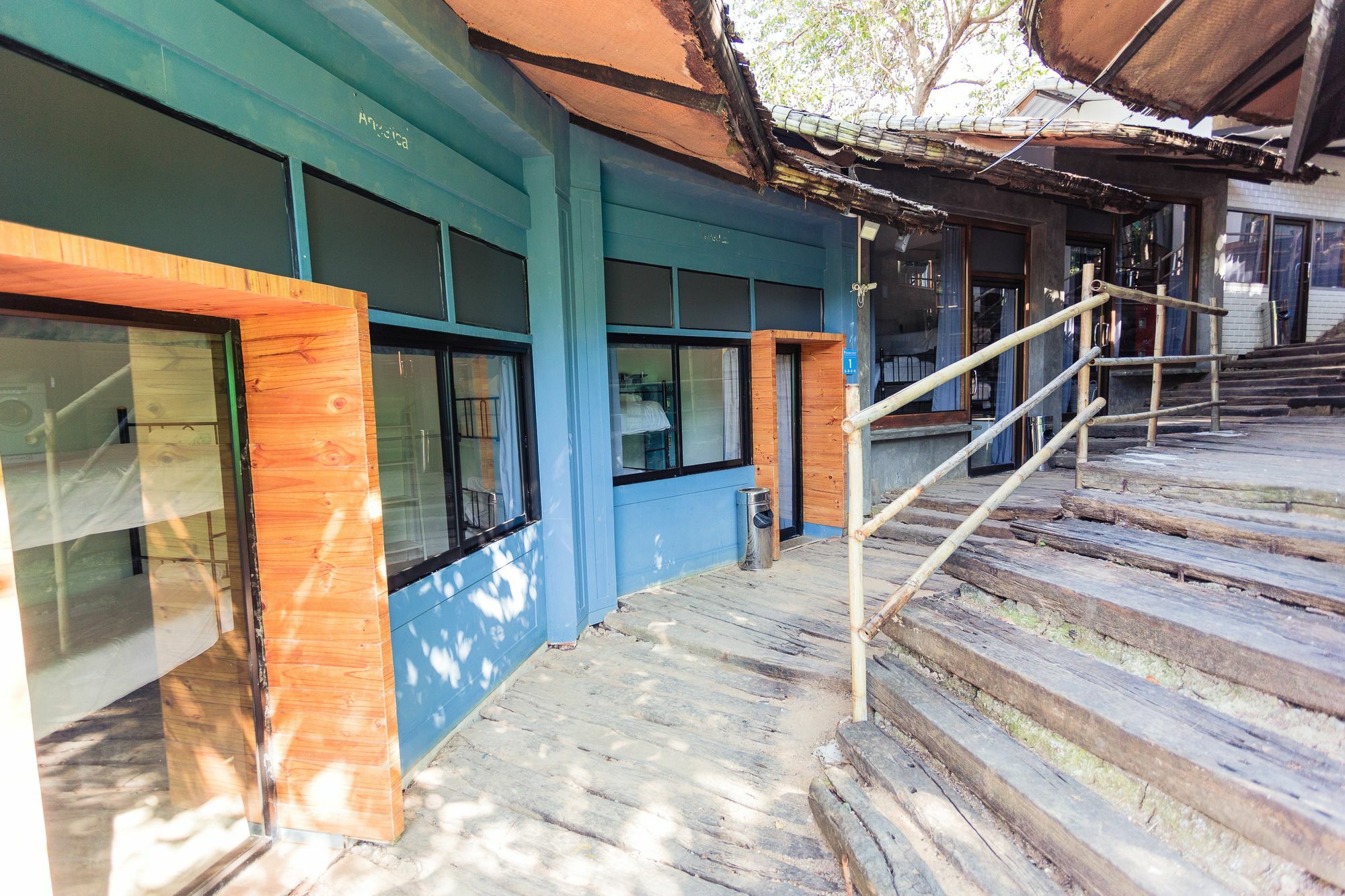Paradise Backpackers Hostel *