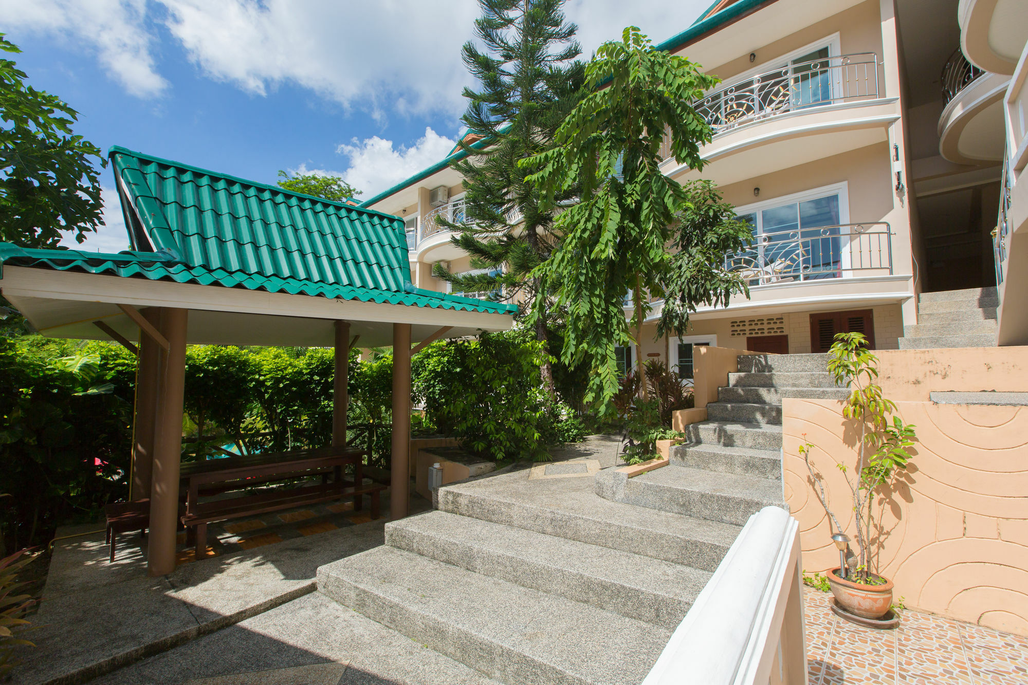 Apartamento Rai Rom Yen Sha Patong