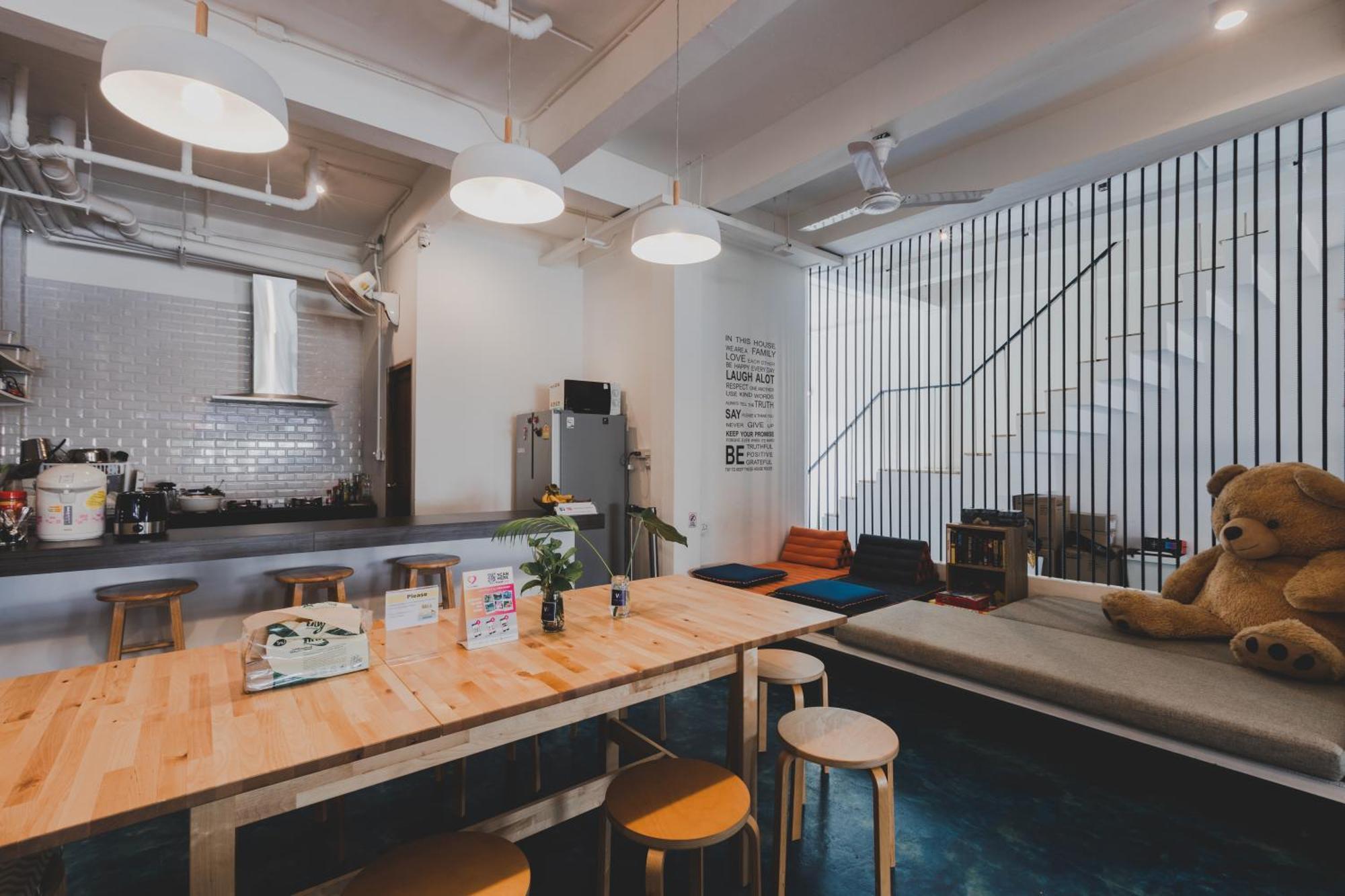 White Poshtel Hostel