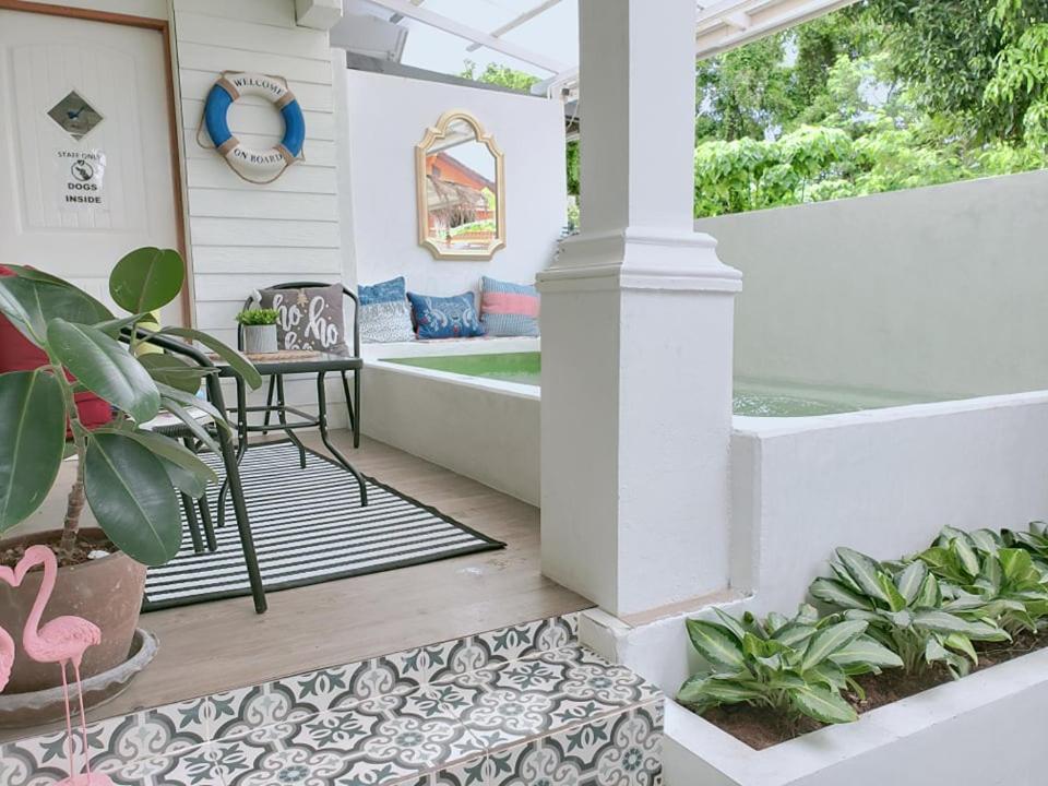 Little Latte House Bed & Breakfast Chalong