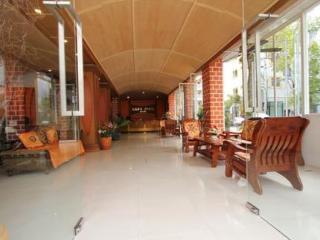 Larn Park Resortel Hotel