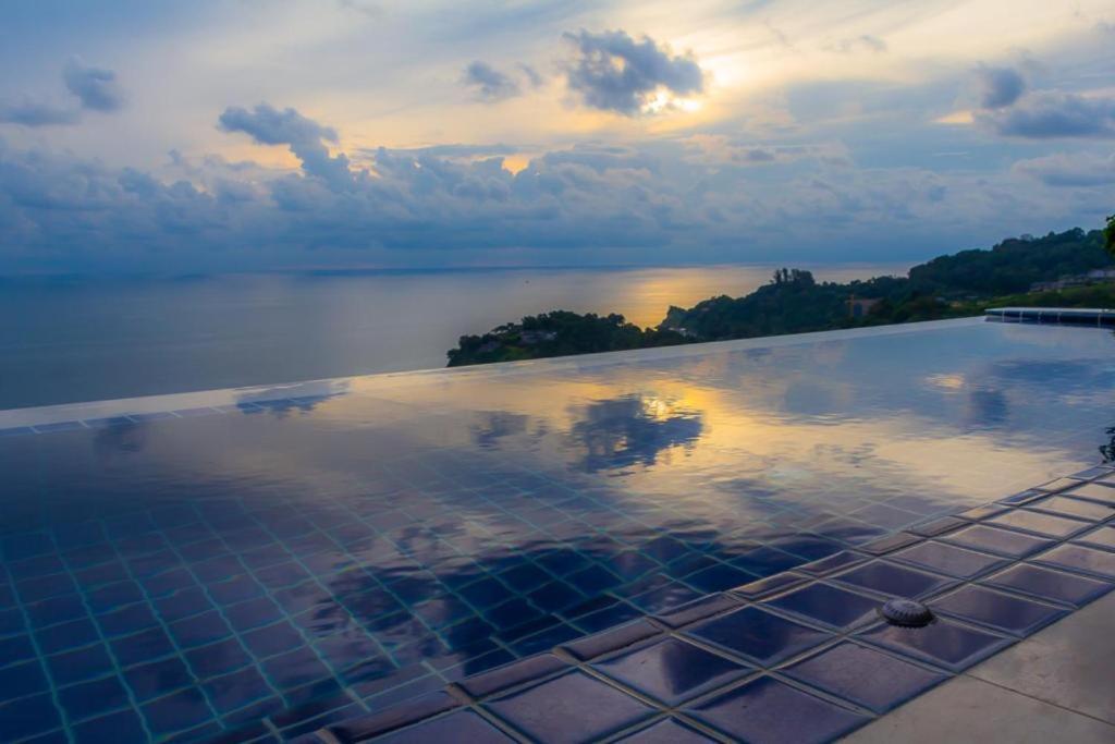 Hotel Grand Bleu Ocean View Pool