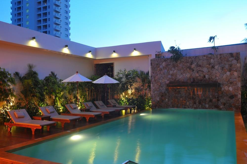 Bamboo House Phuket Hotel 3*