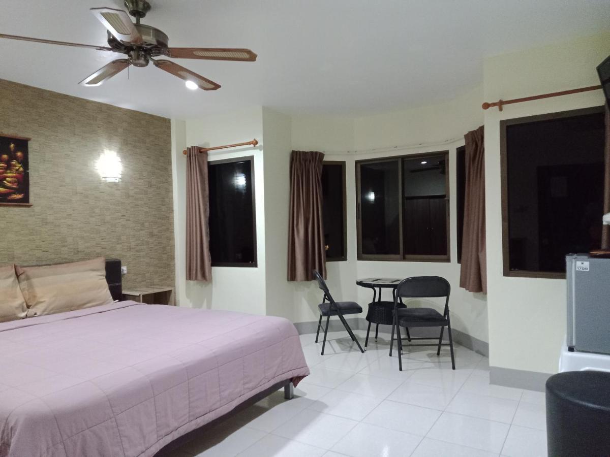 Living & Cafe Bar Guest house *