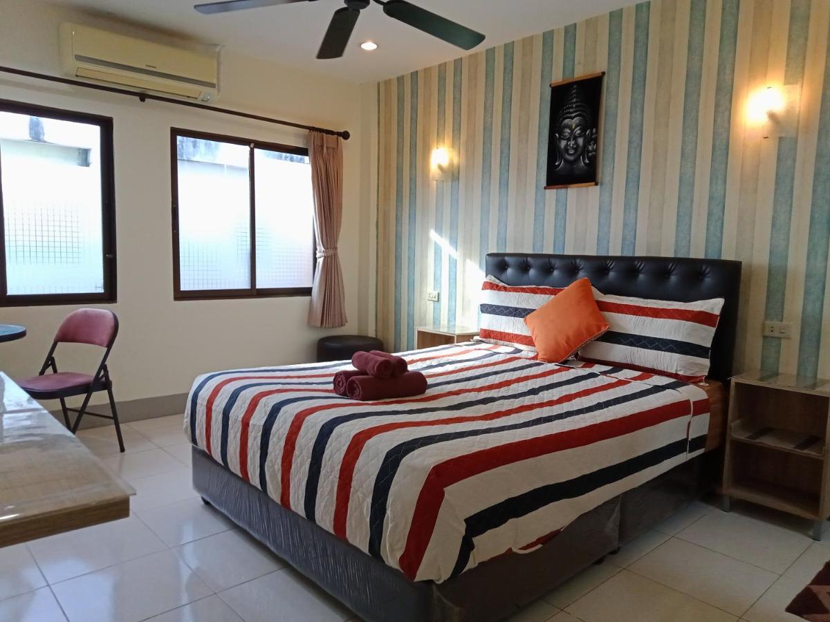 Guest house Living & Cafe Bar *