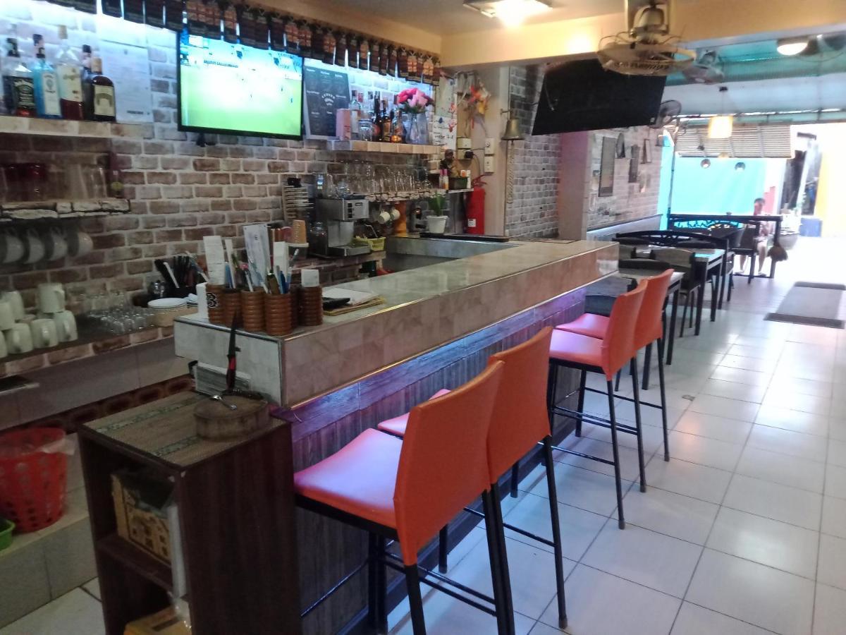 Guest house Living & Cafe Bar *