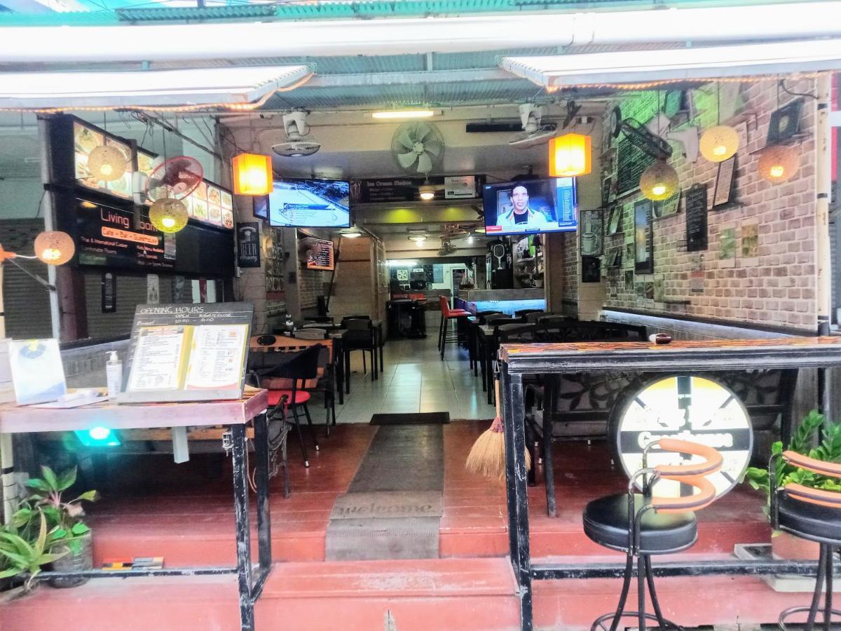 Living & Cafe Bar *