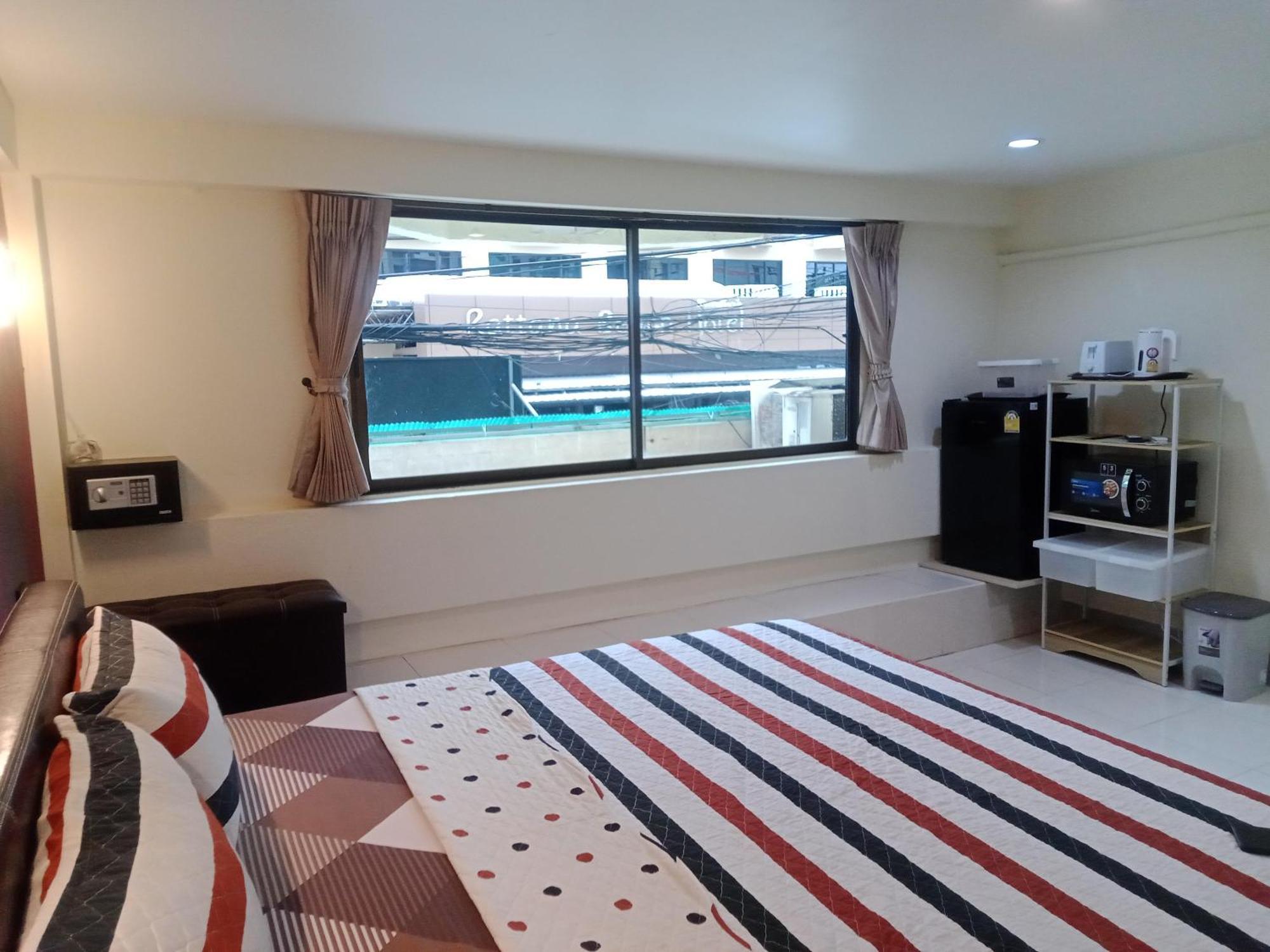 Guest house Living & Cafe Bar Karon