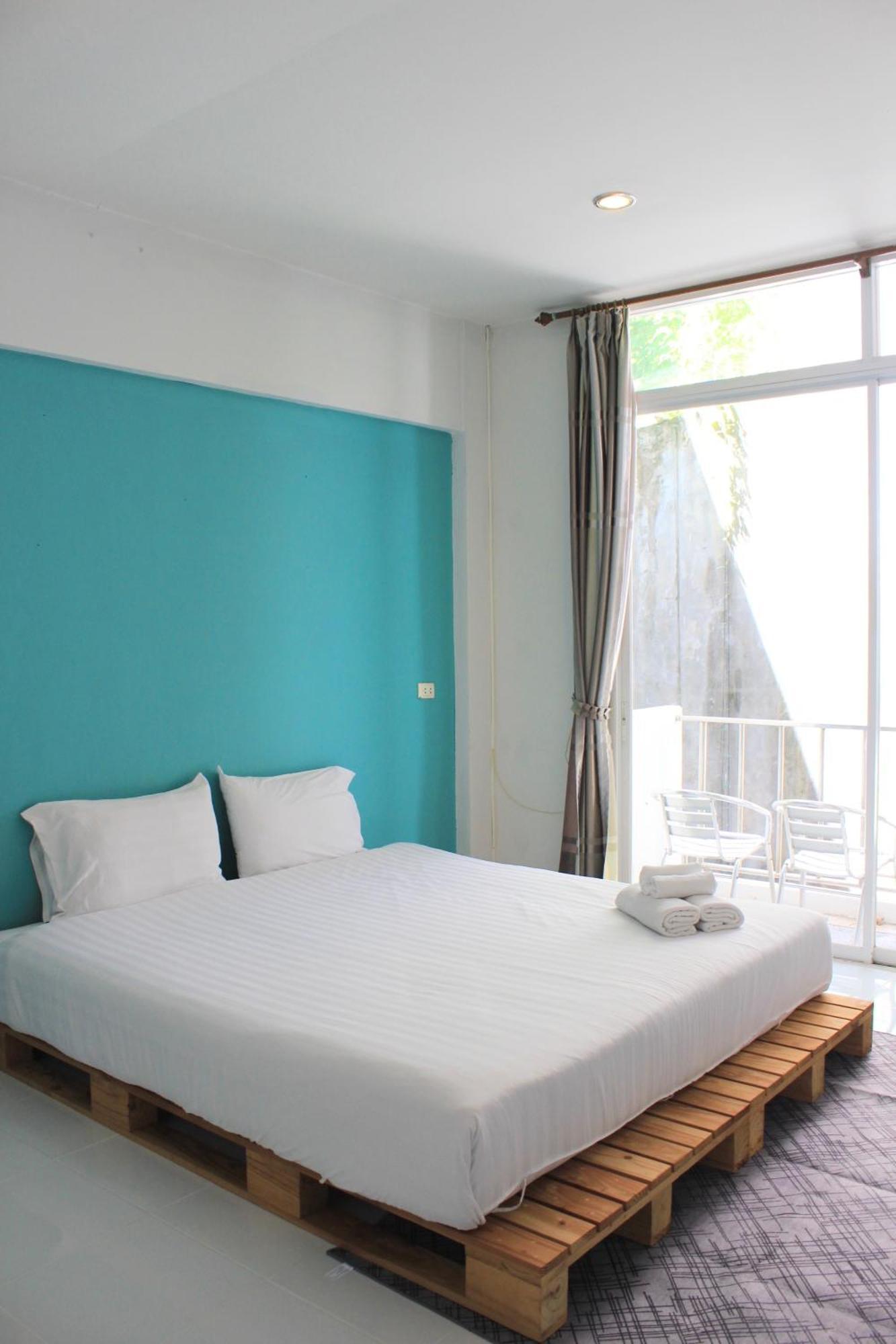 Kata Sea Host Inn