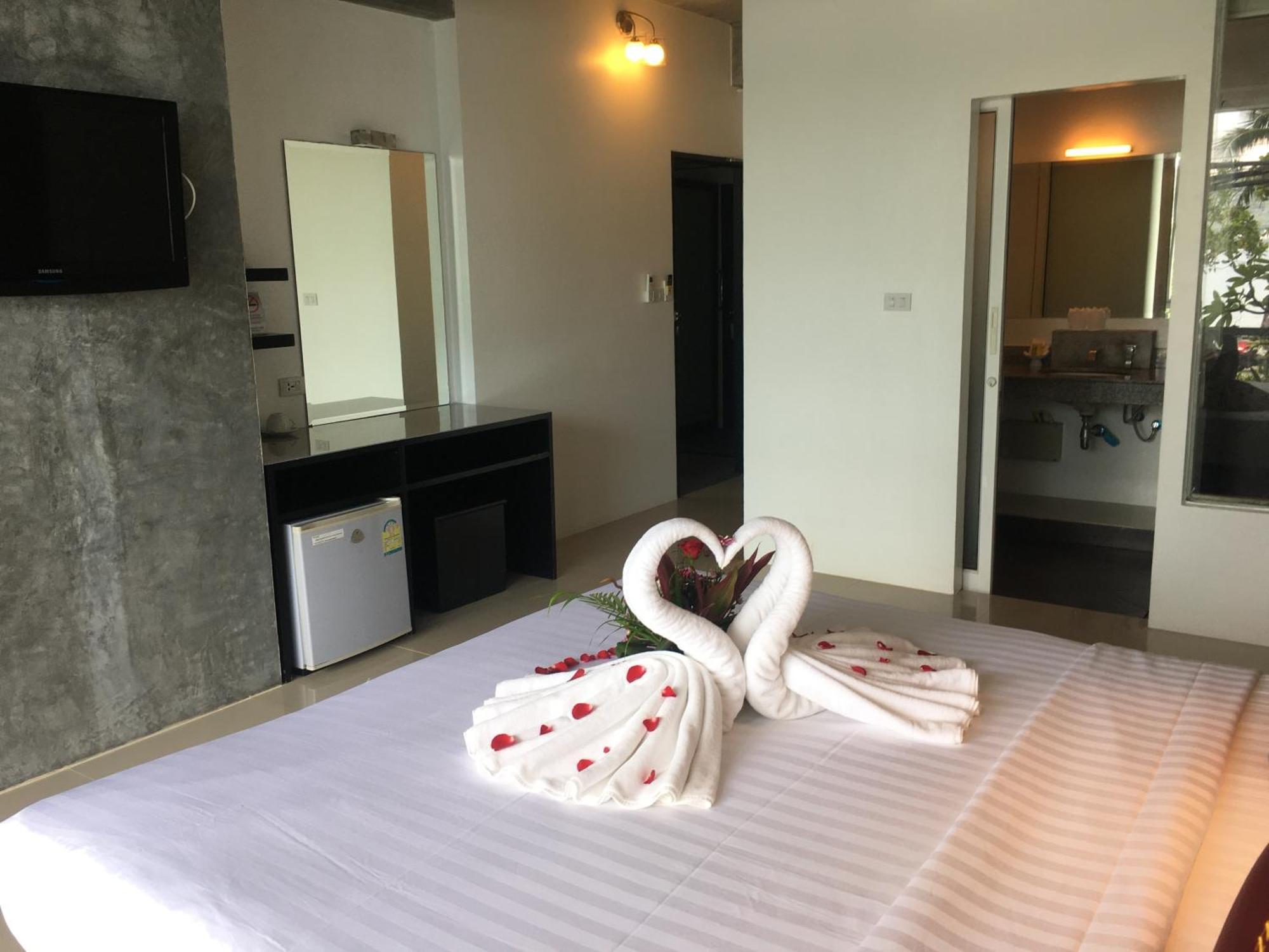 Hotel The Front And Patong