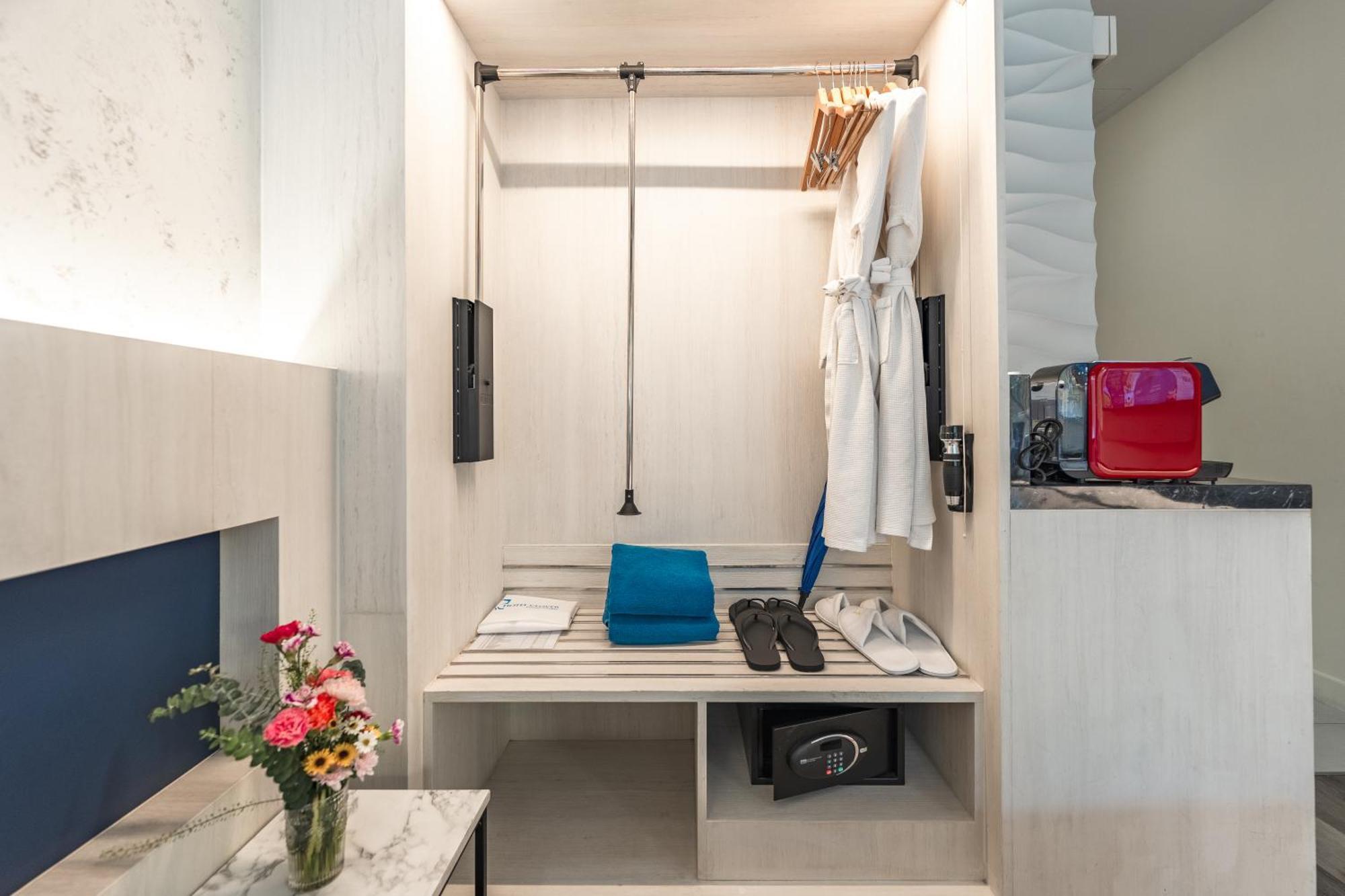 Hotel Clover Phuket - Sha 4*
