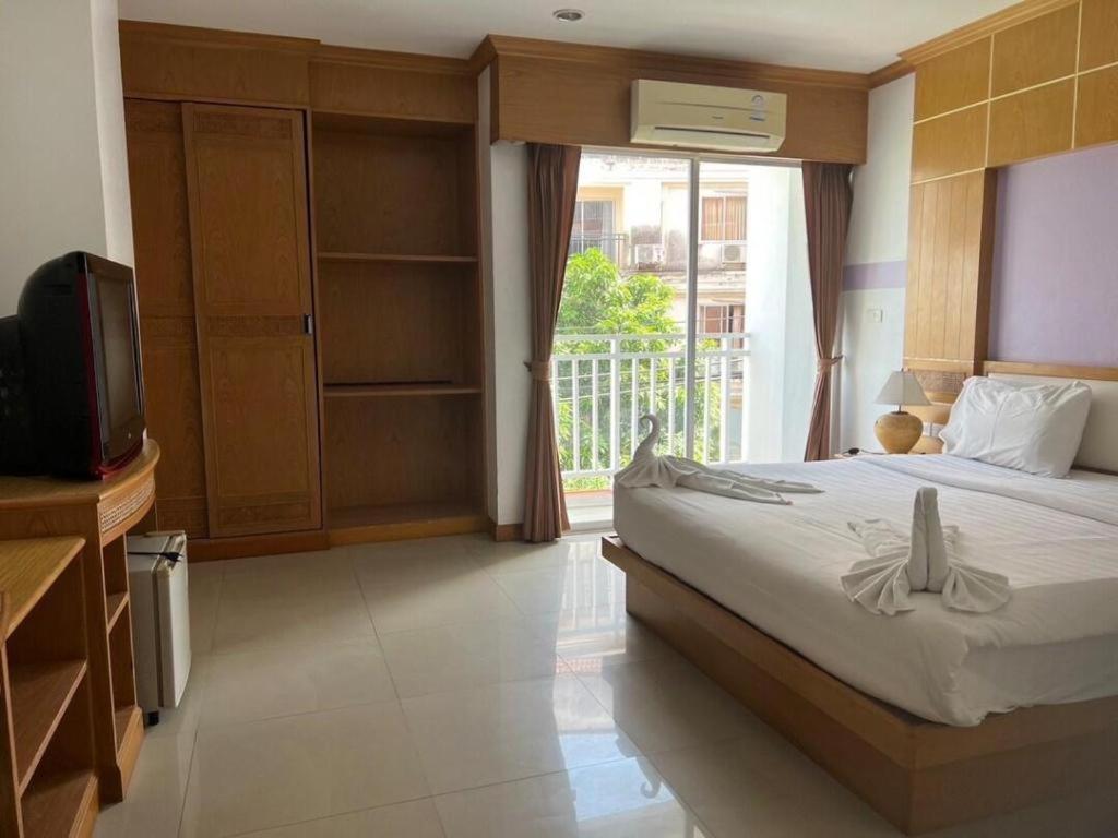 Azure Phuket 3*