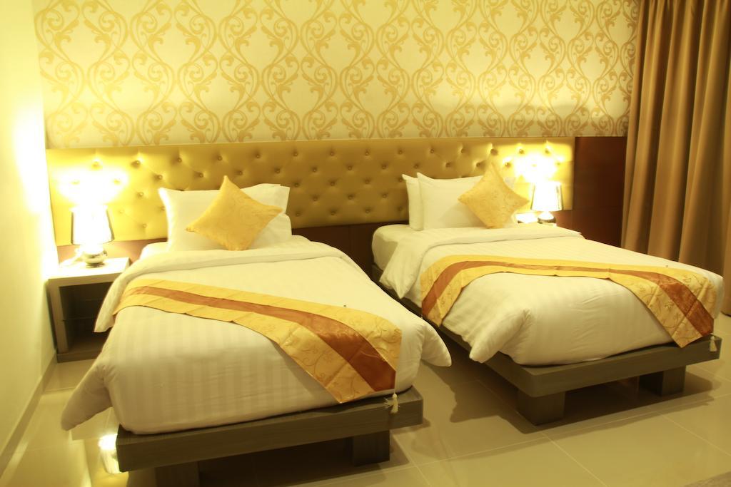Hotel Hemingways Silk
