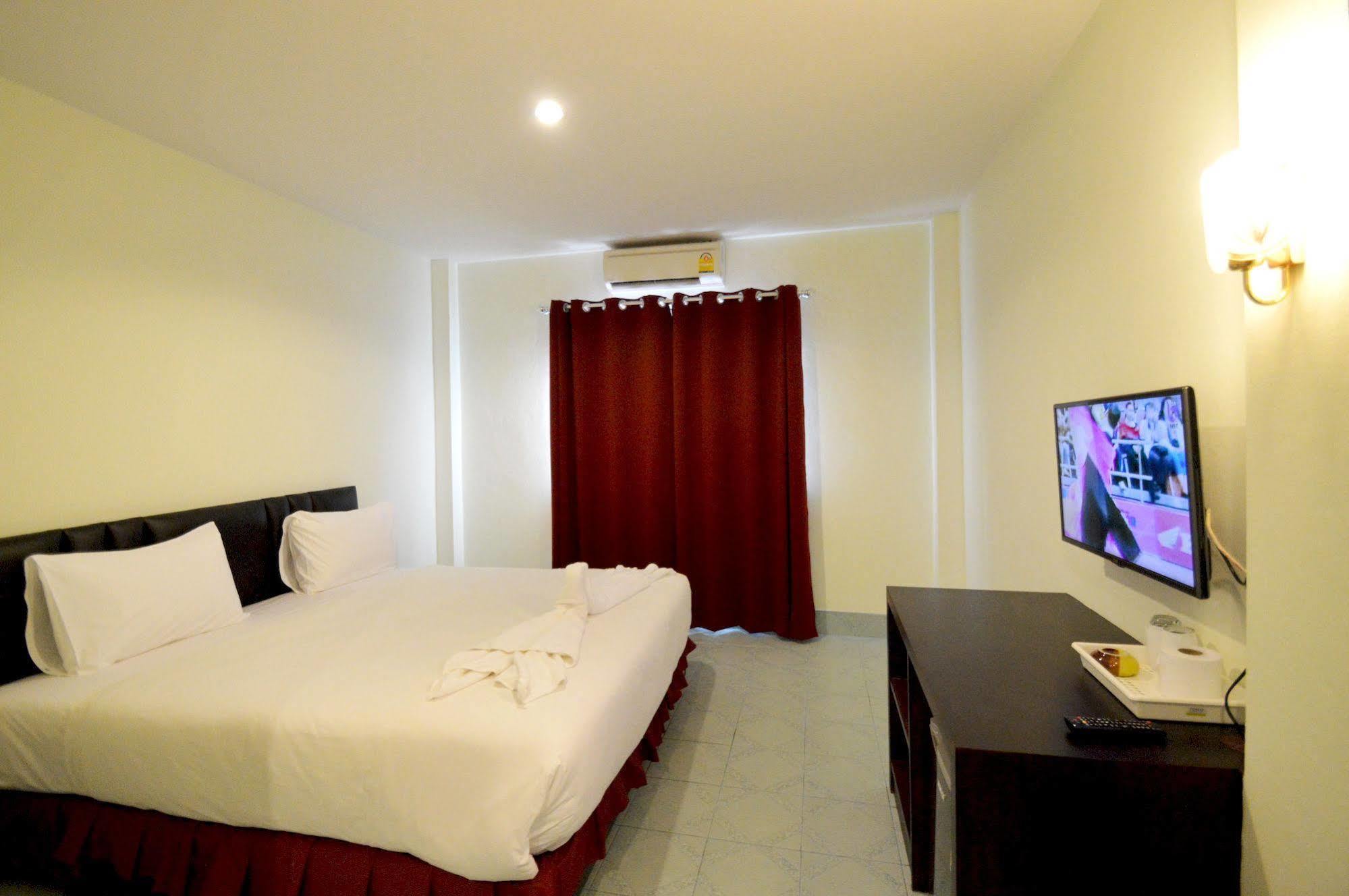 Paripas Express Patong 3*