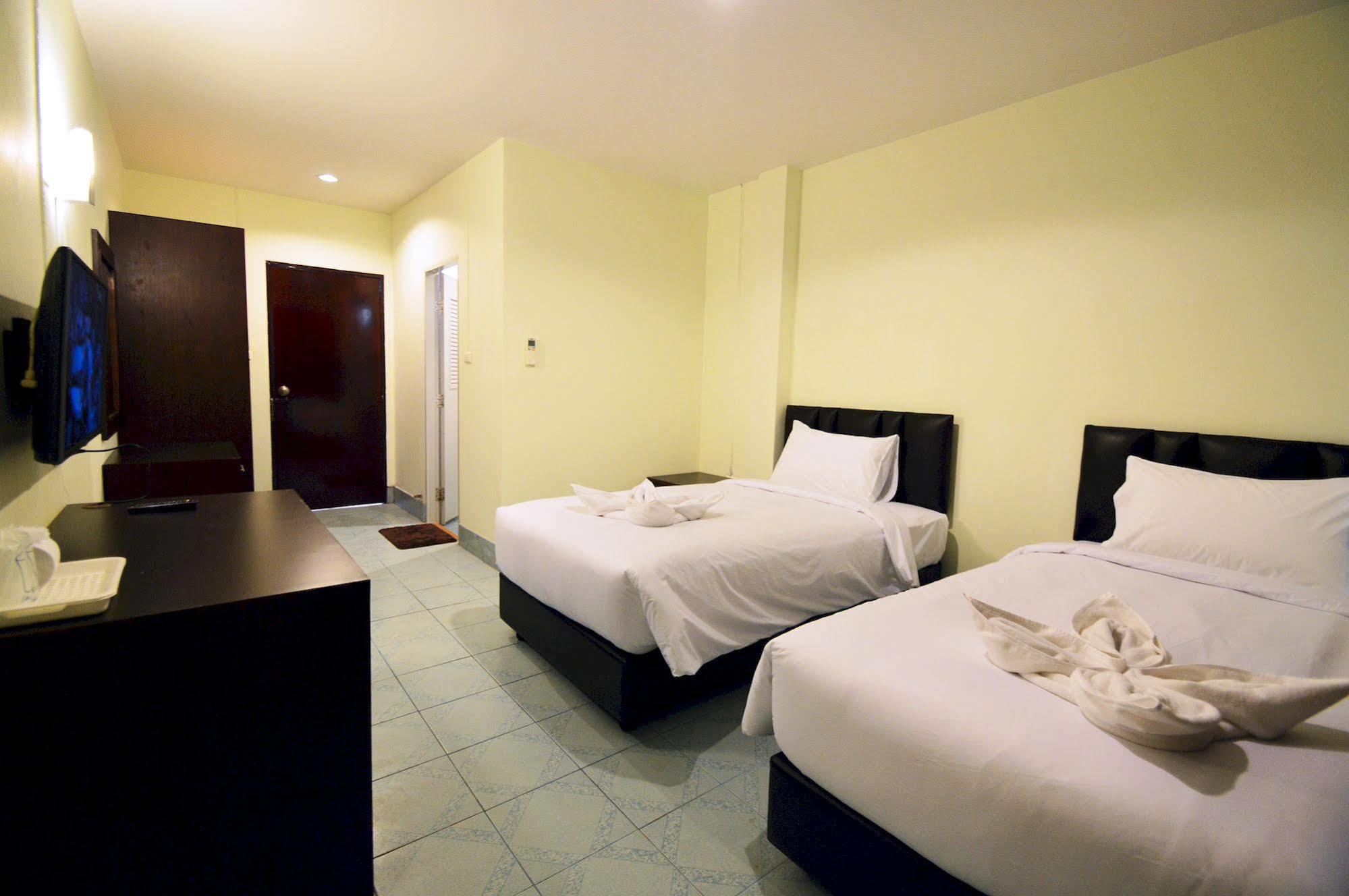 Paripas Express Patong 3*