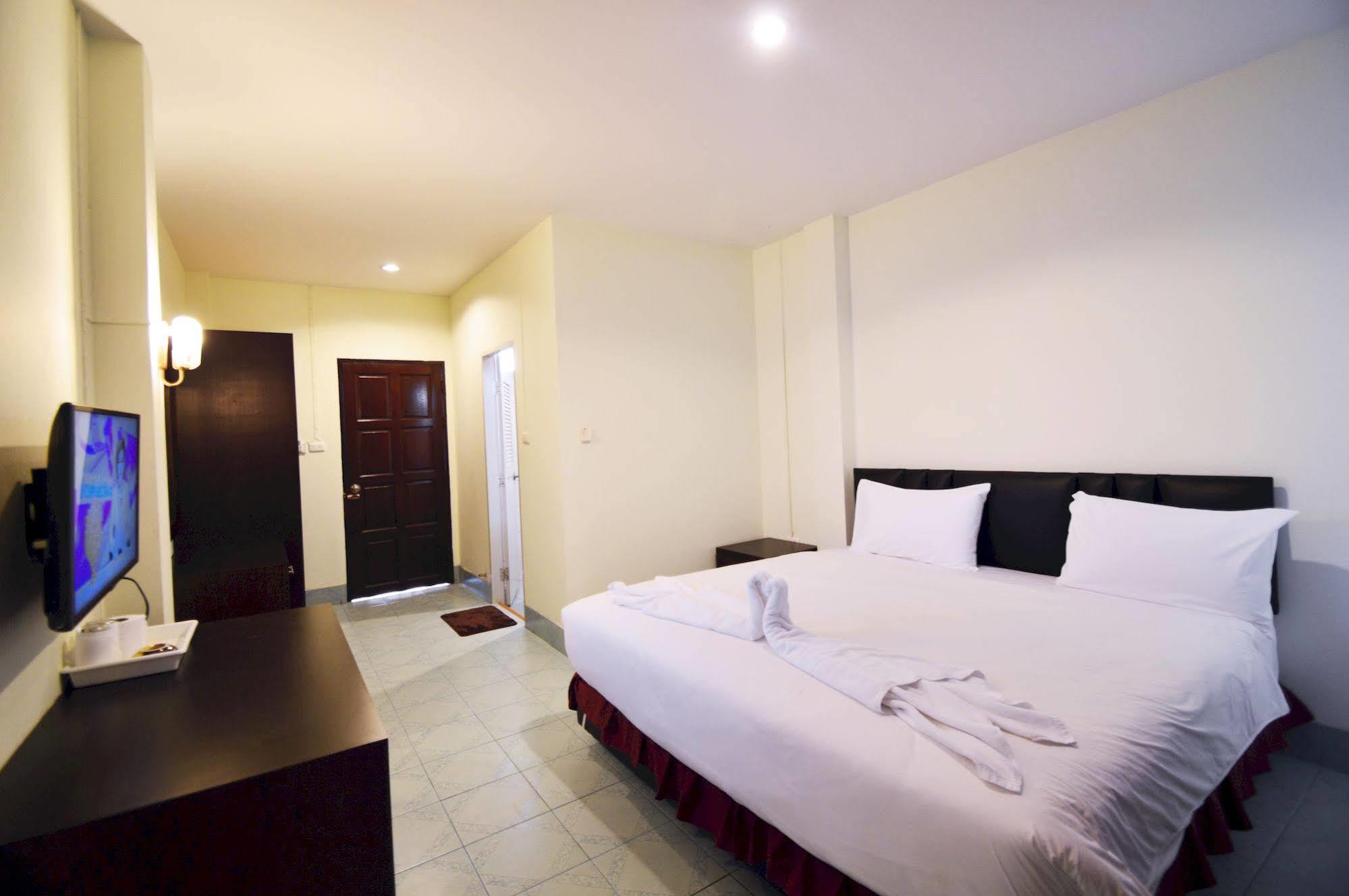 Paripas Express Patong Hotel 3*