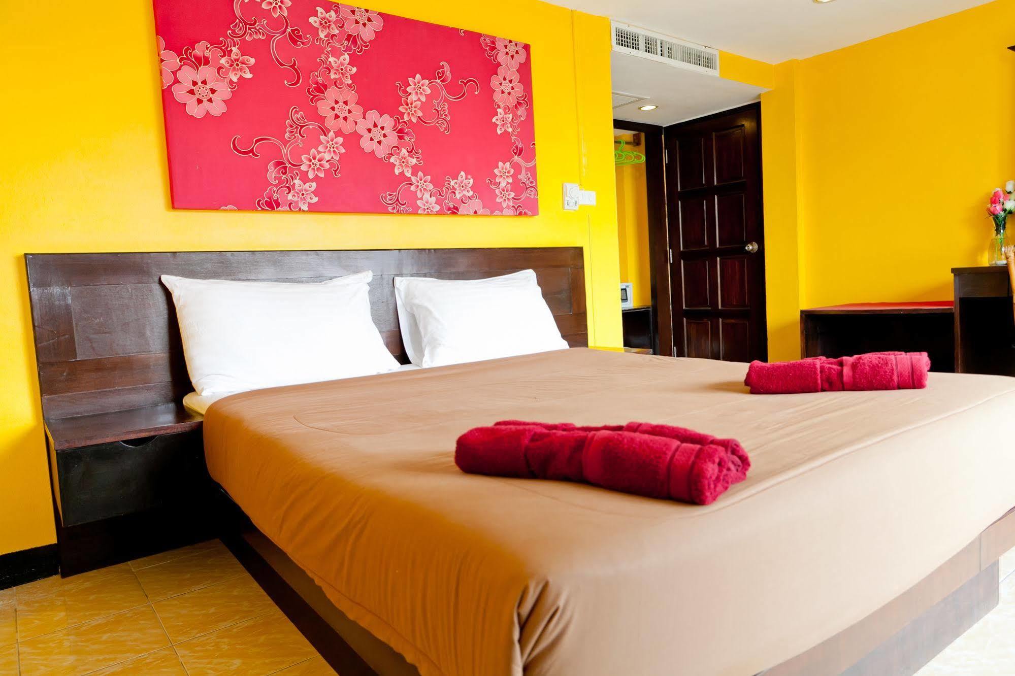 Fullmoon Beach Resort Karon