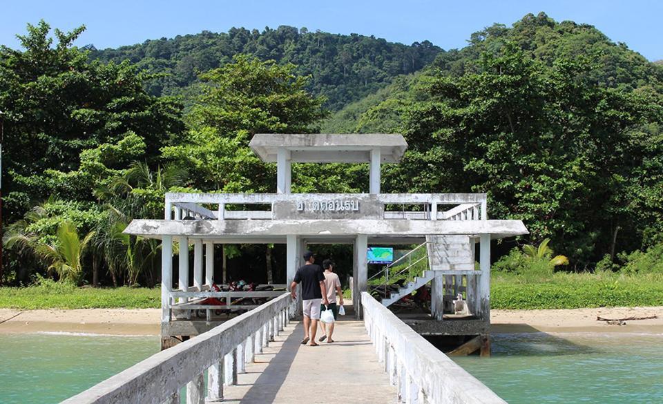 Baan Mai Beachfront Lone Island Resort