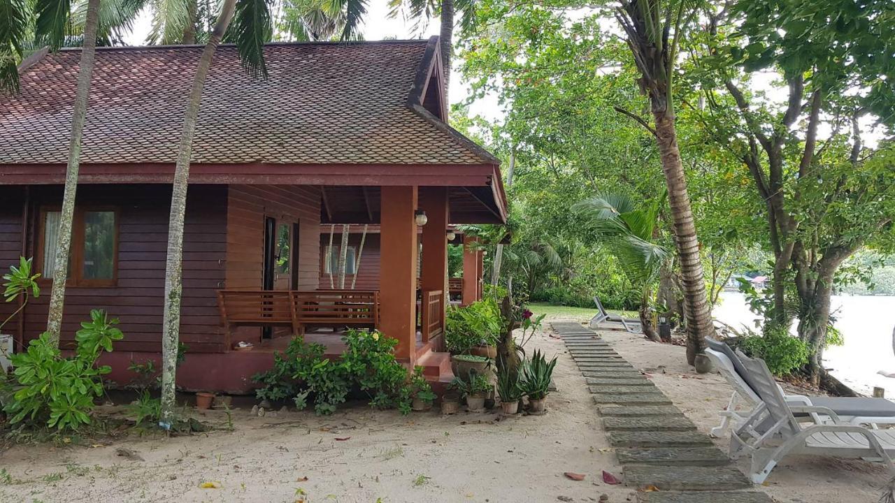 Baan Mai Beachfront Lone Island 4*